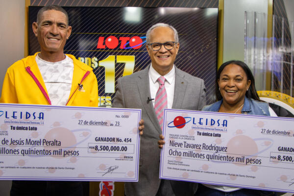 Nuevos ganadores de la LOTO junto a Manuel Abreu
Foto: Fuente externa