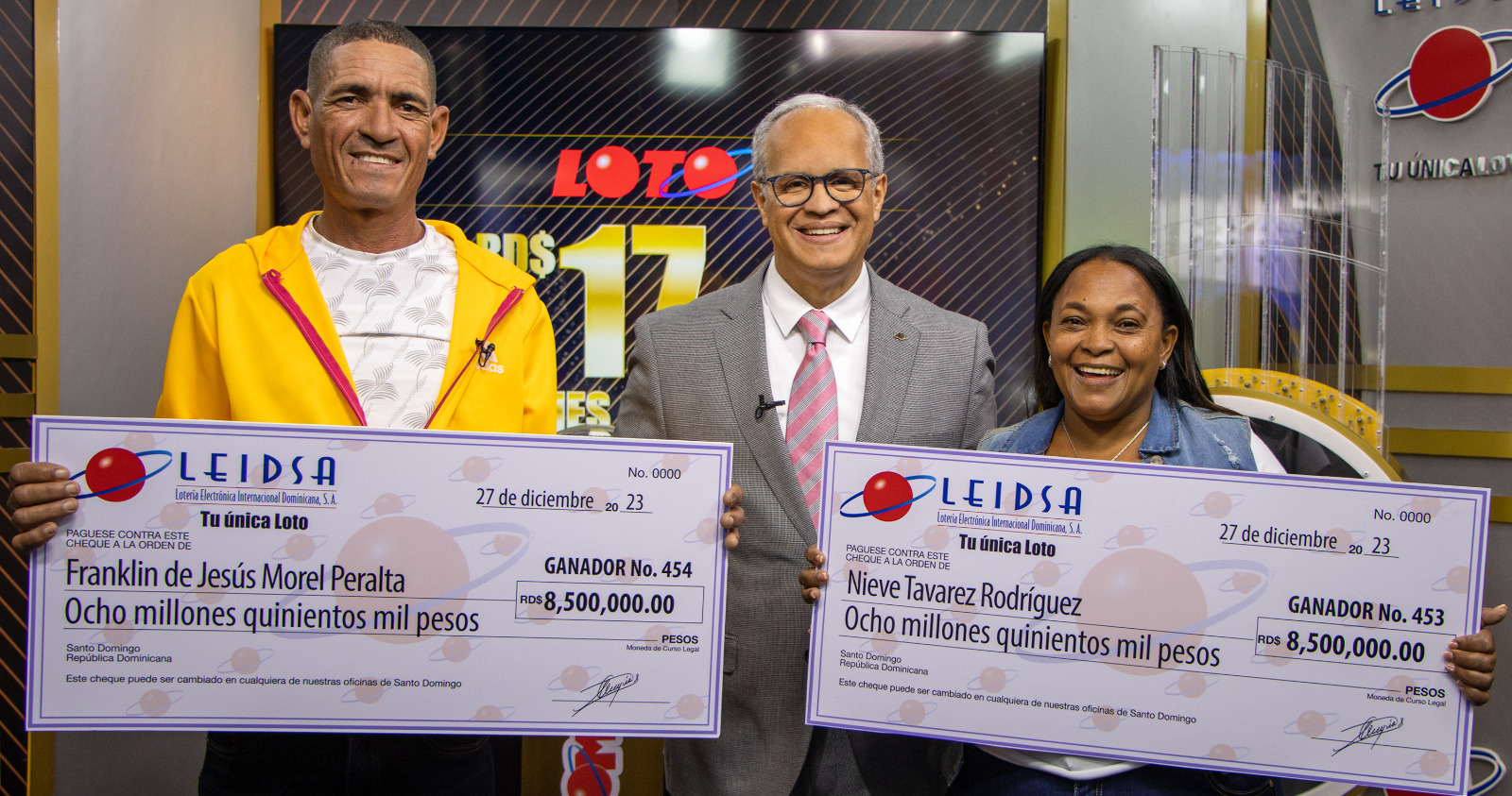 Nuevos ganadores de la LOTO junto a Manuel Abreu Foto: Fuente externa