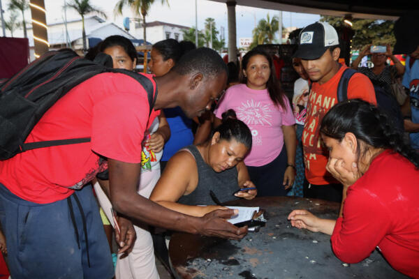 Migrantes permanecen en un parque público a la espera de arreglar su situación migratoria, el 11 de diciembre de 2023, en la Ciudad de Tapachula en el estado de Chiapas, México. Foto: fuente externa.