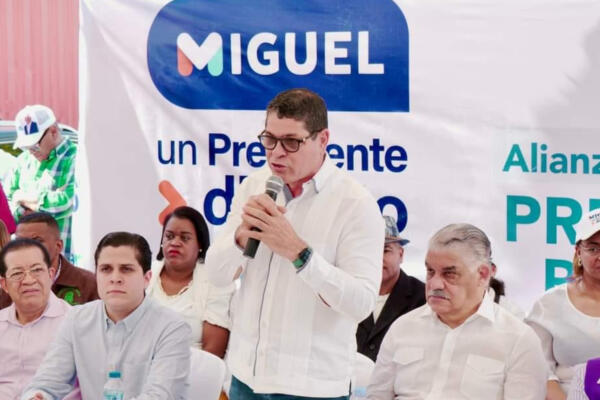 Acto de proclamación de Aquilino Serrata, por la alcaldía de Santo Domingo Oeste. FOTO: Fuente externa