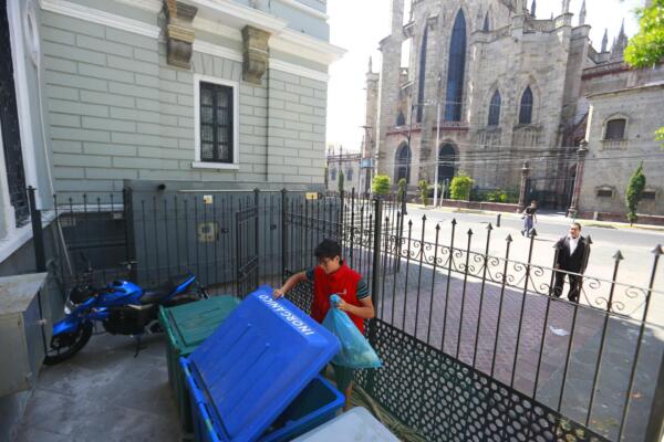 Una persona separando los residuos en contenedores. Foto: fuente externa.