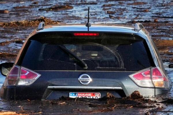 Un auto afectado en un estacionamiento inundado tras una tormenta en Waterville, Maine. Foto: fuente externa.