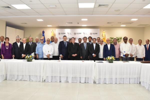 Políticos dominicanos reunidos en PUCMM
