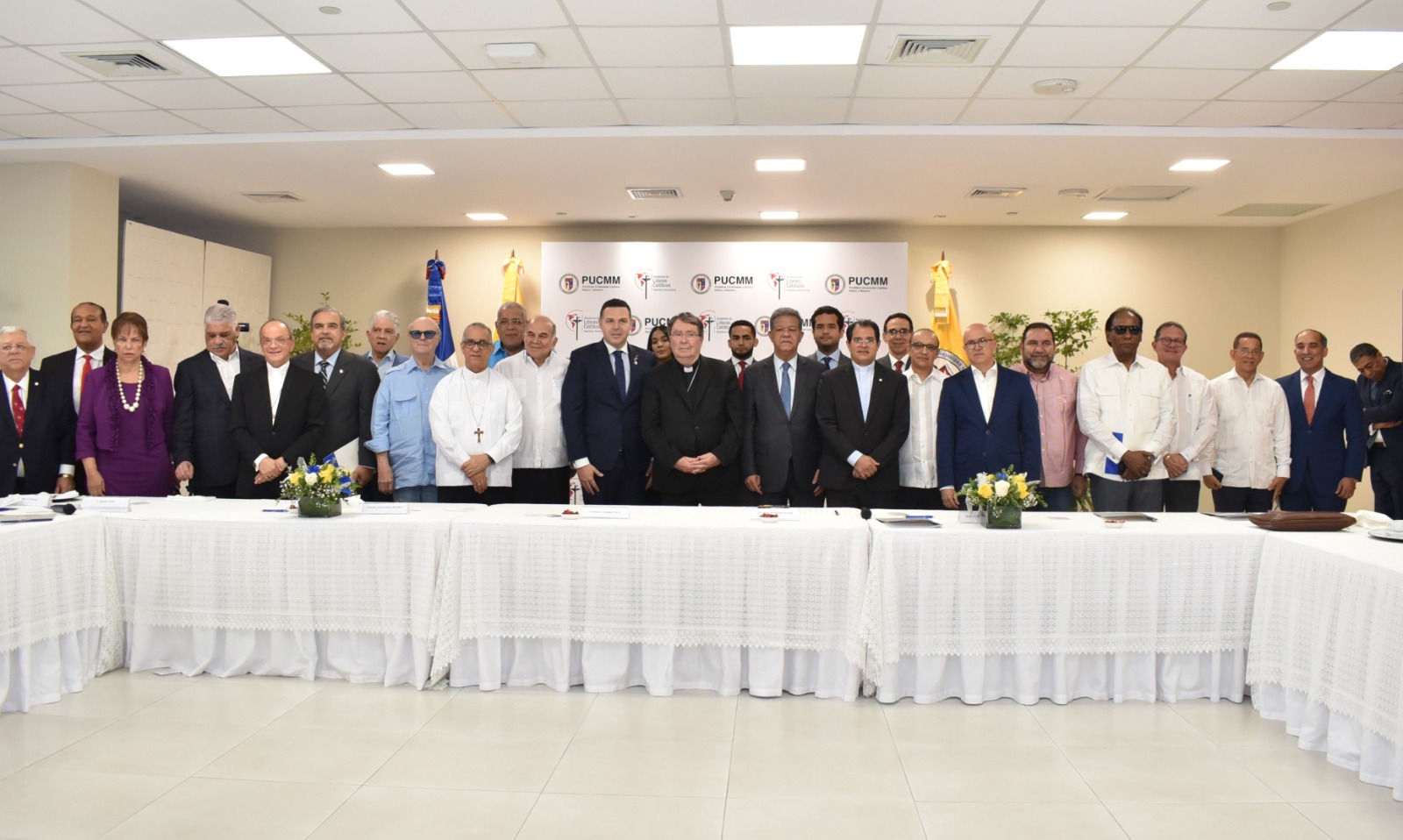 Políticos dominicanos reunidos en PUCMM