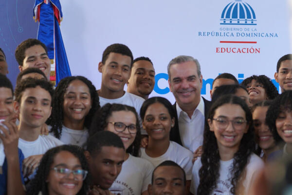 Presidente Abinader realiza  entrega del último libro del programa Libro Abierto. (fuente externa)  