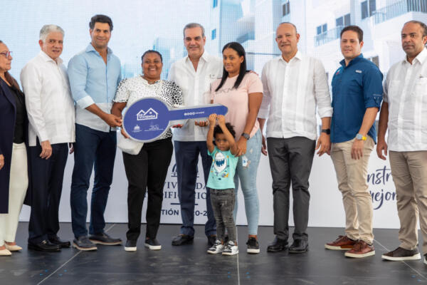 Presidente Luis Abinader en la entrega de apartamentos en Santiago. / Fuente externas.