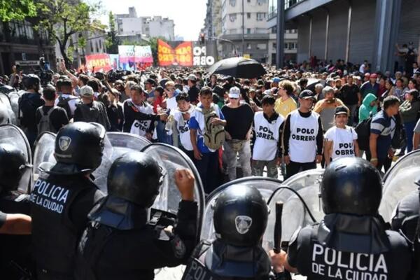 Miembros del Ministerio de Seguridad de Argentina durante operativo policial en la más reciente protesta. Foto: fuente externa.