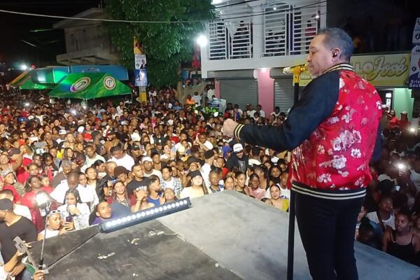 El príncipe de la bachata Frank Reyes da inicio a la navidad en el municipio de Peralvillo. Foto: Fuente externa 