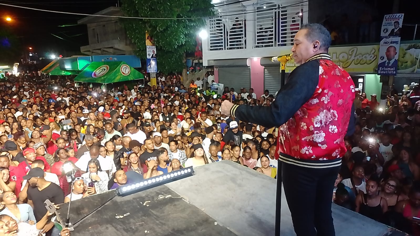 Frank Reyes “revienta de alegría” La Rotonda de Peralvillo con concierto