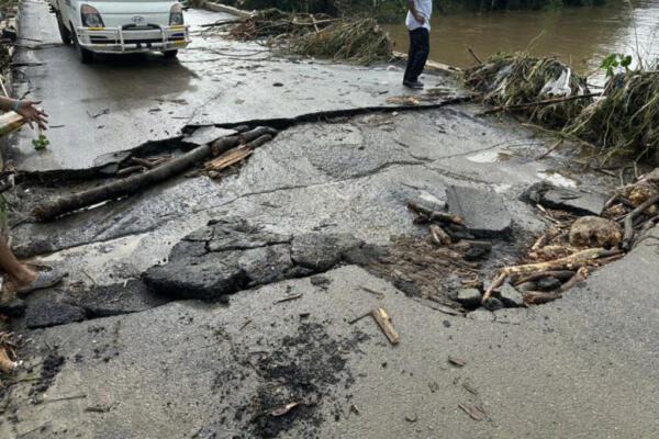Hendidura provocada por las lluvias del fenómeno tropical. Foto: fuente CDN Digital.