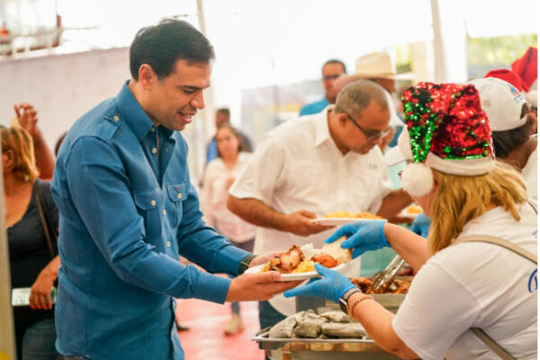 Roberto Ángel encabeza encendidos de cena navideña. (CDN digital).
