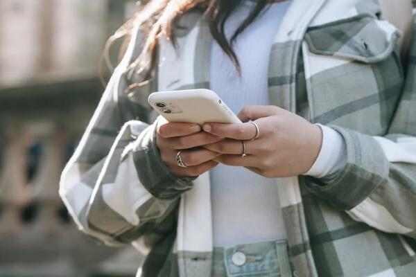 Los beneficios que aporta el celular desaparecen cuando se utiliza en exceso. Foto: fuente externa.