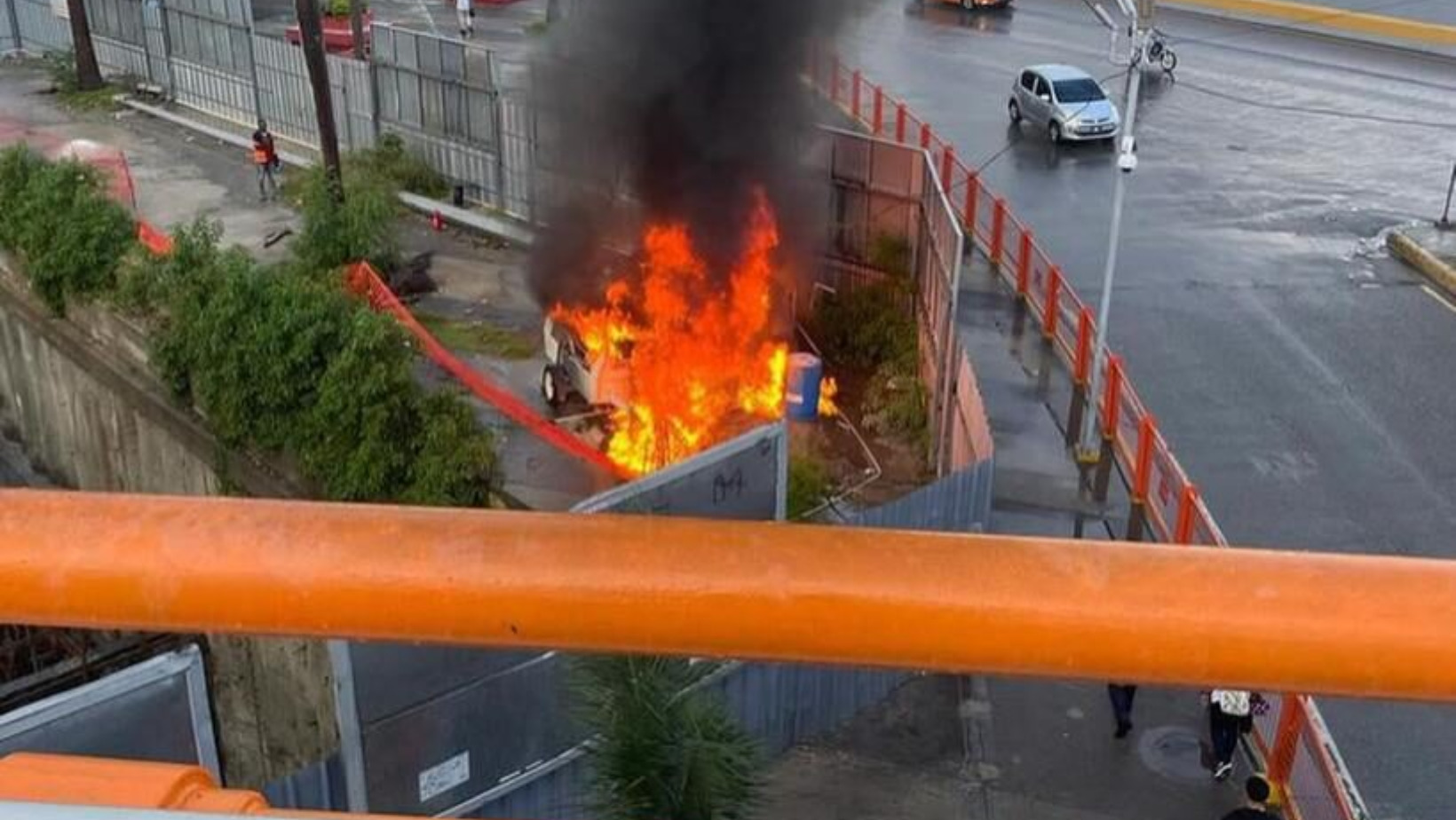 Fuego registrado en la avenida John F. Kennedy. FOTO: Fuente externa