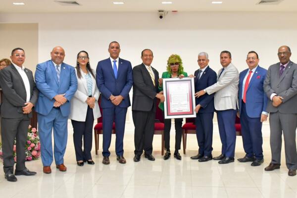 Reconocimiento a Fefita La Grande por Senado RD. Fuente: Externa 
