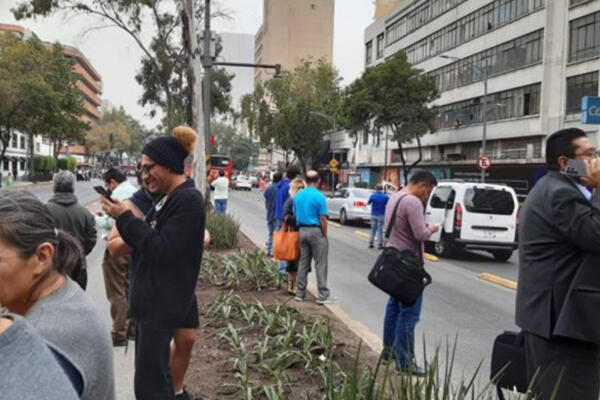 Cientos de mexicanos salen a las calles tras sismo. FOTO: Fuente externa 