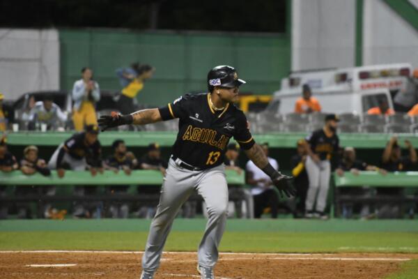 Starlin Castro conectó el hit ganador para que las Águilas remontaran frente a las Estrellas, entre los resultados de LIDOM de este jueves.