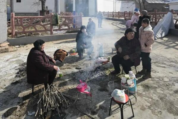 Sobrevivientes del terremoto se reúnen alrededor de una fogata para mantenerse caliente afuera de una mezquita en la aldea de Gaoli, China. Foto: fuente externa.