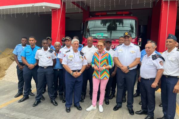 Melba Segura de Grullón junto a bomberos de San Cristóbal
Foto: fuente externa