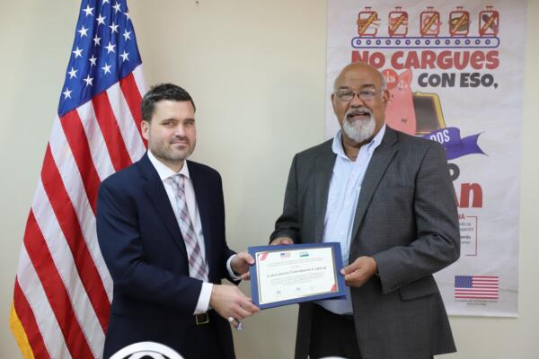 Ted Bryan ministro consejero interino Embajada de los EEUU en Santo Domingo y viceministro  Darío Vargas. / Fuente externa