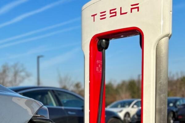 La compañía fabricante de automóviles eléctricos hará actualización del asistente de autopiloto a millones de vehículos en Estados Unidos. Foto: fuente externa.