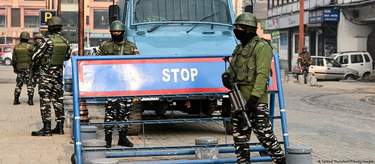 Indio paramilitar personal en Srinagar, en el valle de Cachemira, India. Foto: fuente externa.