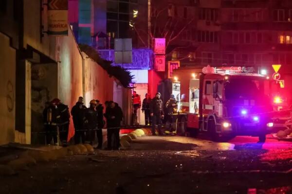 Los servicios de emergencia trabajan cerca de un edificio de apartamentos dañado tras un ataque ruso con drones, en Kiev. Foto: fuente externa.