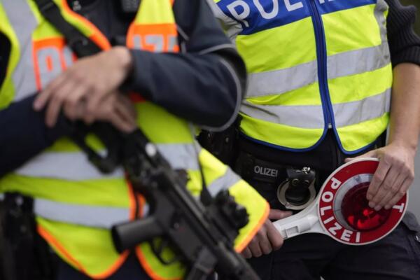 Agentes de la Policía checa en la escena del tiroteo. Foto: fuente externa.