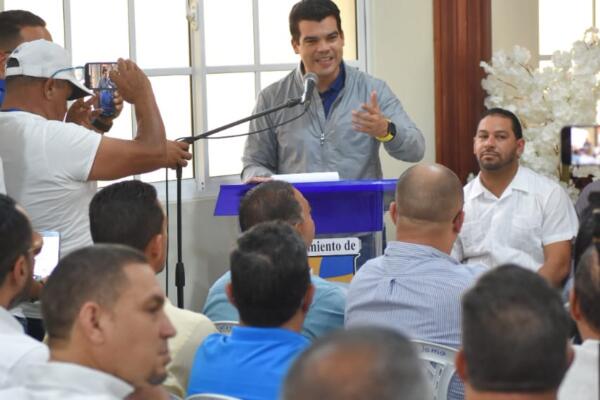 Wellington Arnaud en su visita a Sajoma