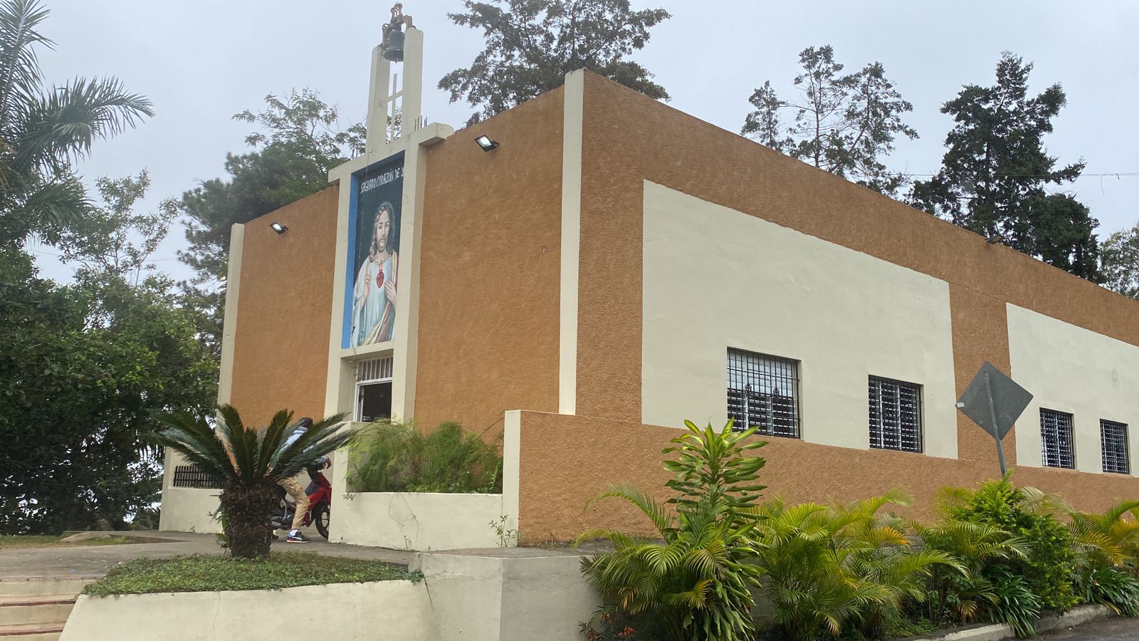 Entregan Iglesia remozada en Jarabacoa
