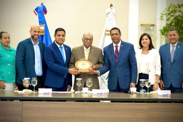 Entrega de placa a Milton Ray Guevara. (Foto: Fuente Externa)
