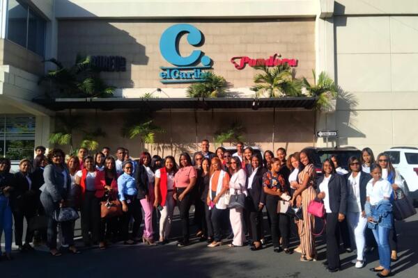 Estudiantes de Utesur en su Visita a Multimedios El Caribe. (Foto: CDN)