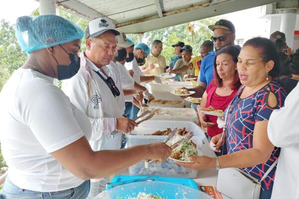 Senador Alexis Victoria realiza un gran almuerzo navideño. (Foto: Fuente Externa)