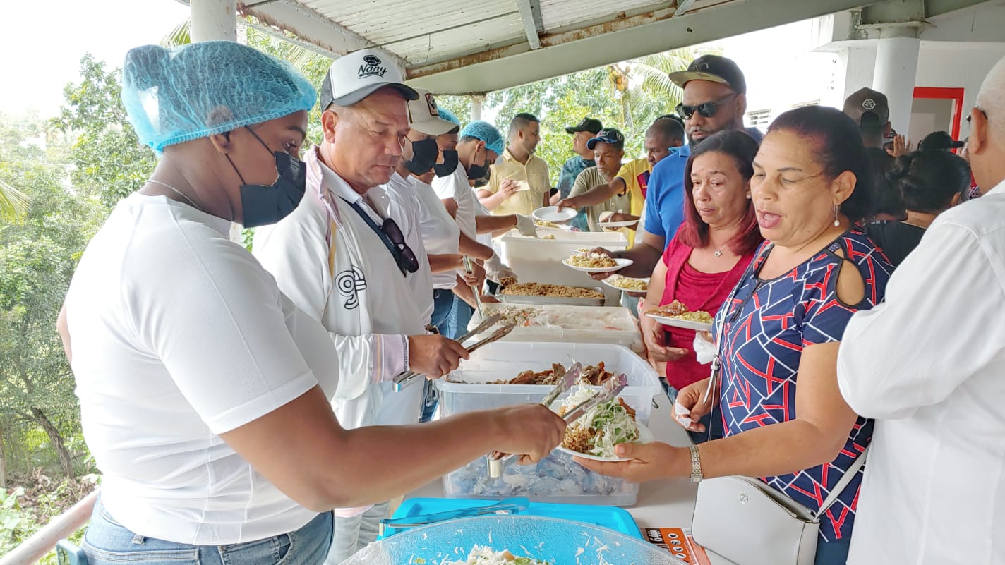 Senador Alexis Victoria realiza un gran almuerzo navideño