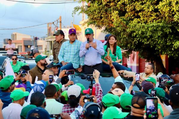 Leonel Fernández, mientras habla ante sus seguidores en La Romana. (Foto: Fuente Externa)