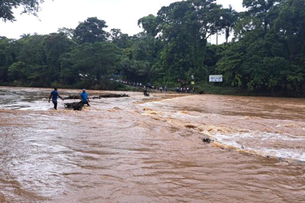 Cientos de familias incomunicadas en Peralvillo por crecida del río Ozama. (Foto: Fuente Externa)