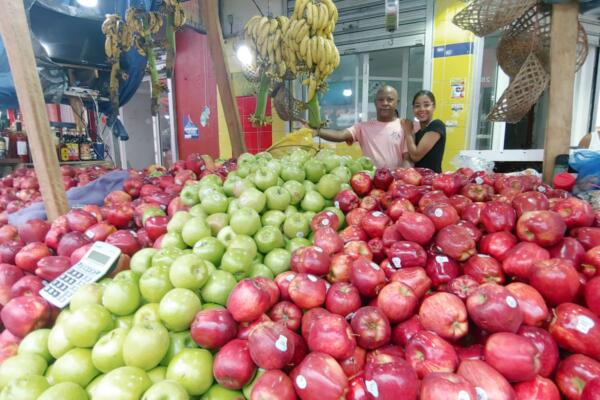 Comerciantes de frutas navideñas en Nagua. (Foto: Fuente Externa)