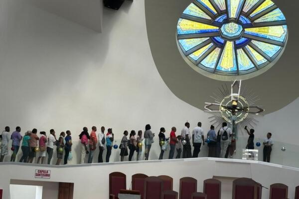 Feligreses visitando el Santuario Santo Cristo de los Milagros en el municipio de Bayaguana. Foto: Fuente externa. 