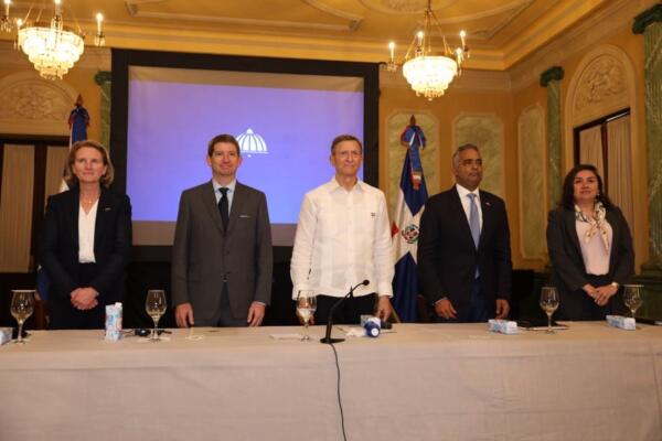 Scott Nathan junto a funcionarios dominicanos. 
Foto: fuente externa