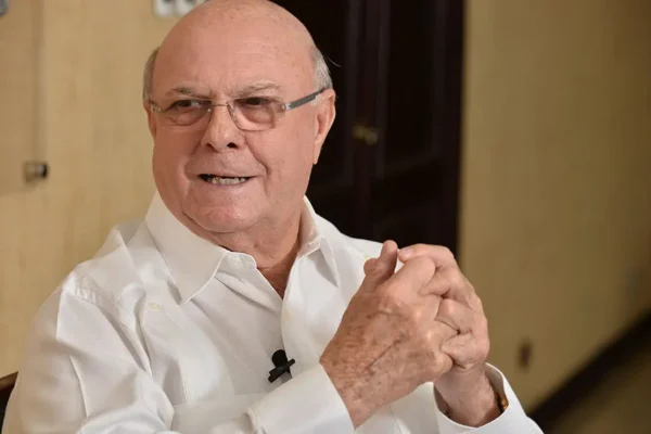 El expresidente Hipólito Mejía, quien negó que el Gobierno esté utilizando los recursos del Estado para promover a los candidatos del partido oficial como lo denunciara la oposición. Foto: Fuente Externa