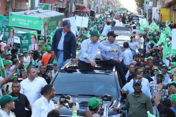 Leonel Fernández recorriendo sectores del Distrito Nacional. / Fuente interna.