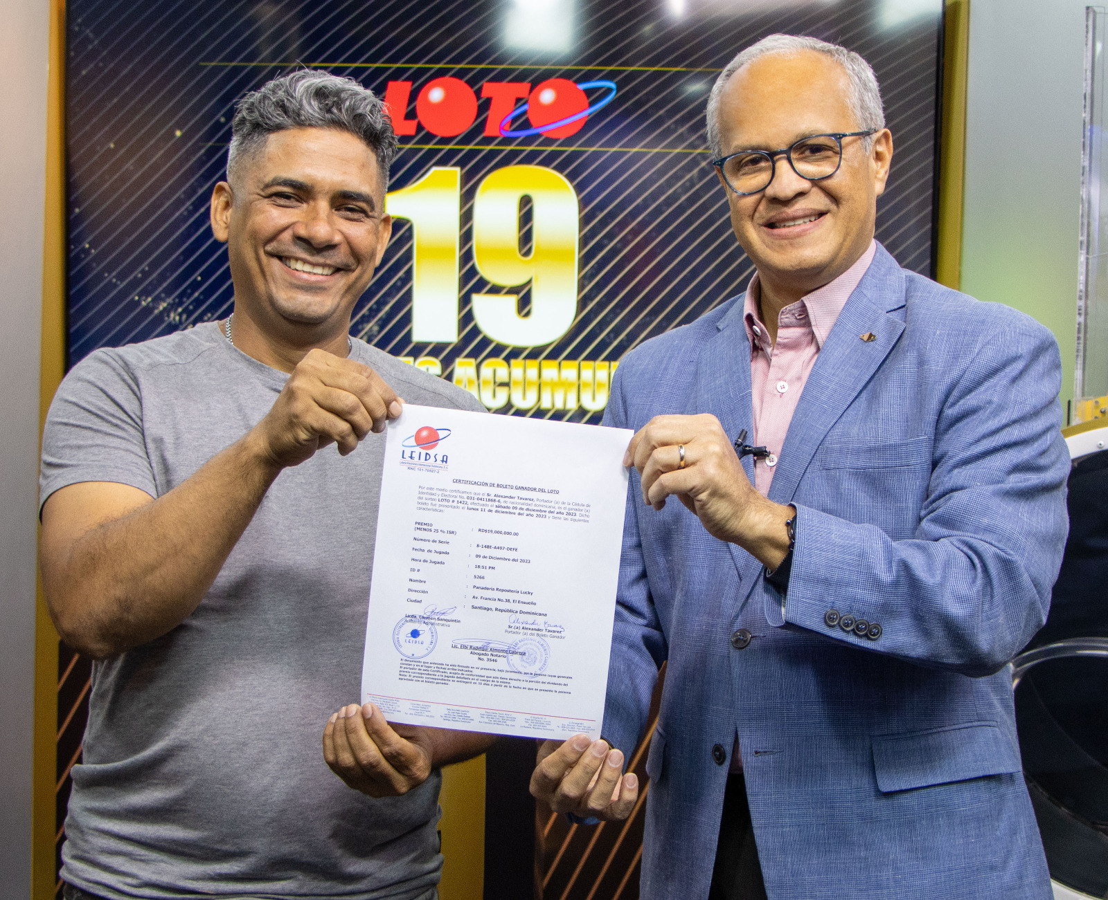 LEIDSA entrega certificado a  joyero que se ganó RD$ 19 millones con el Loto