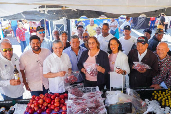 Iván Hernández Guzmán, durante  recorrido en “Navidad del Cambio con el Inespre  2023”. (CDN digital).
