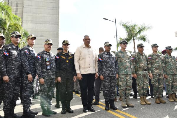 El ministro de Interior y Policía, Jesús Vázquez junto a agentes de la institución del orden. / Fuente interna.