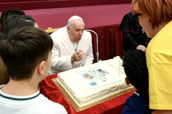 El papa Francisco con su tarta de cumpleaños y niños rodeado de él. Foto: Fuente externa