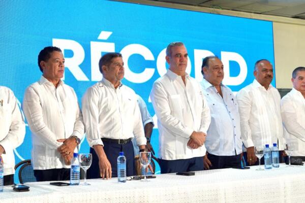 El presidente Abinader junto a otros ejecutivos. / Fuente externa.
