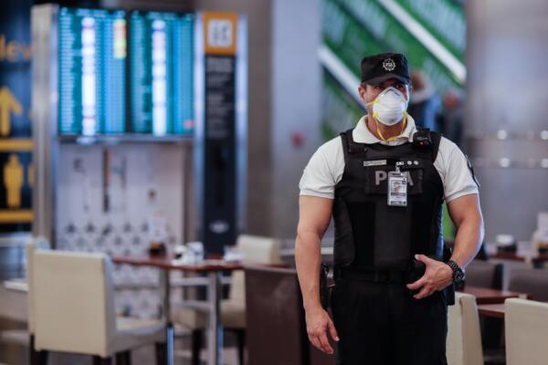 Un policía controla el ingreso en el Aeropuerto Jorge Newbery, en Buenos Aires. Fuente: externa.