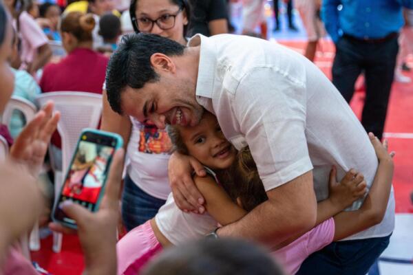 Roberto Ángel Salcedo entregando juguetes en Santiago. Foto: Fuente externa. 