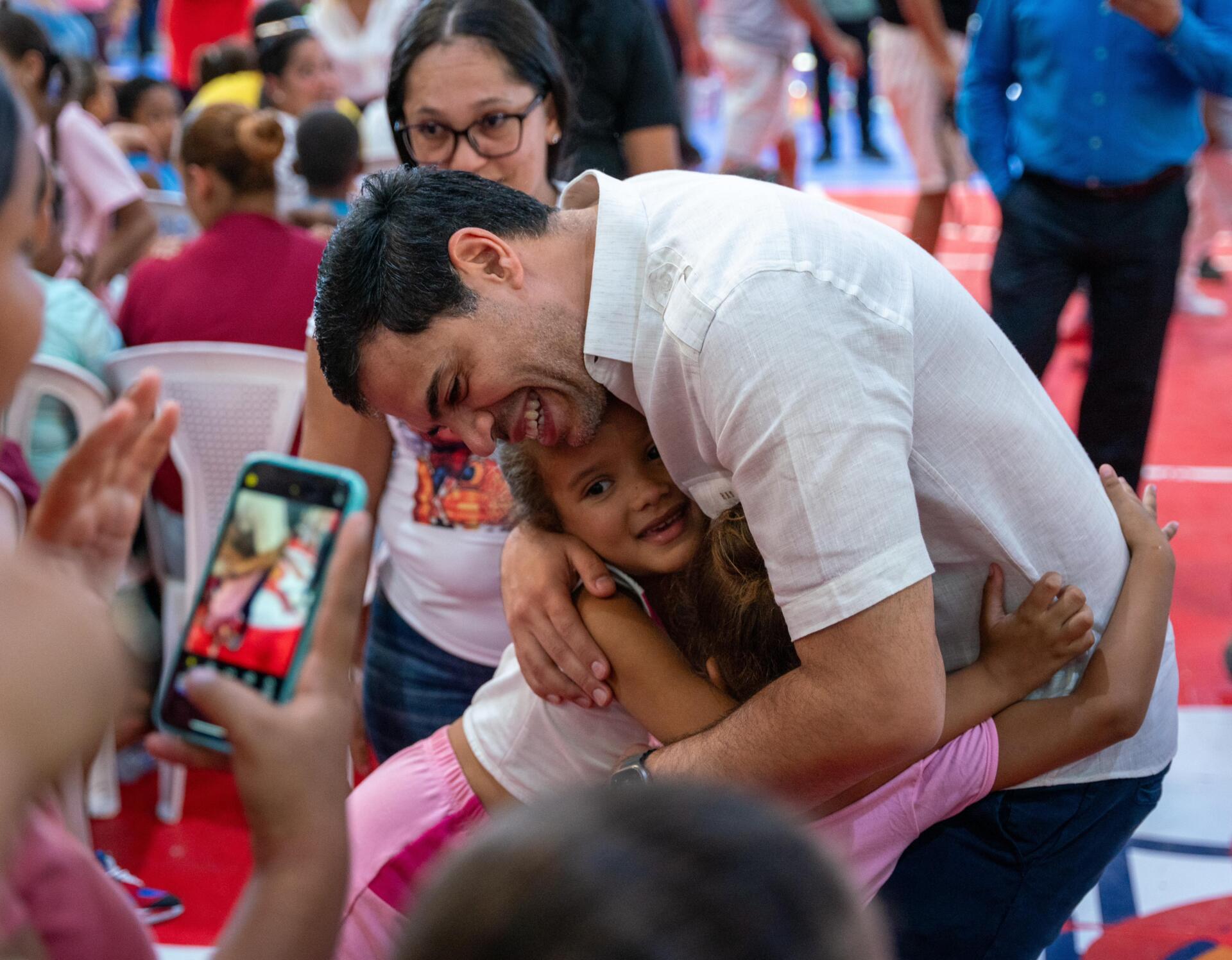 Roberto Ángel entrega de juguetes en Santiago