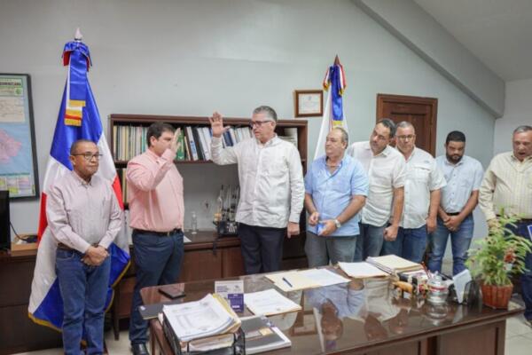 Momento en el que juramentan  Abel Madera como director general de la DIGEGA.(Foto: Fuente externa).