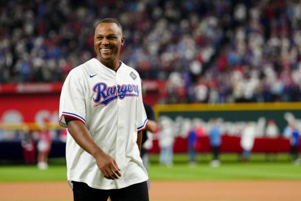Adrián Beltré después de realizar el primer lanzamiento ceremonial antes del Juego 2 de la Serie Mundial 2023 entre los Diamondbacks de Arizona y los Rangers de Texas en el Globe Life Field en Arlington, Texas. / Fuente externa.